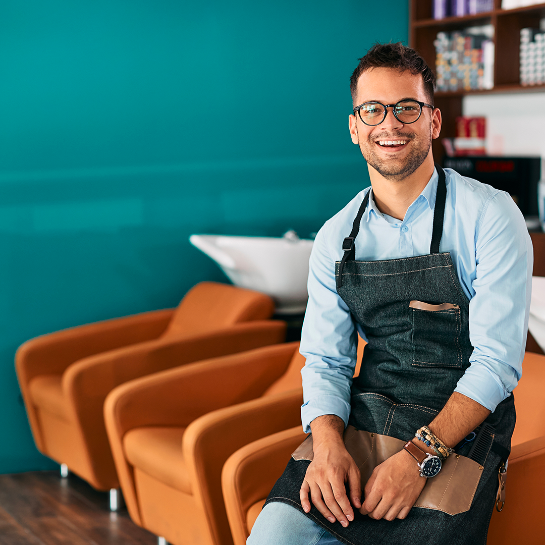 Un coiffeur heureux dans son salon